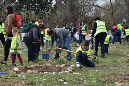 Un dels molts nens que han participat en la setena edició de la Plantada Popular