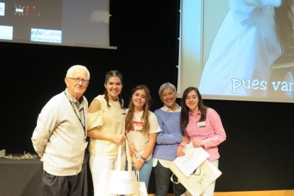 Imatge de l'acte d'entrega dels premis a les tres alumnes del institut vila-secà.