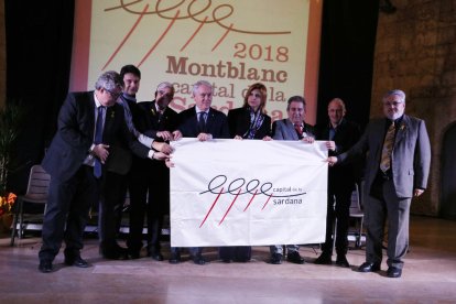 Foto de família en el moment del traspàs de bandera de Figueres a Montblanc com a Capital de la Sardana.