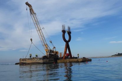 Imatge de la retirada de l'escultura, aquest divendres al matí.