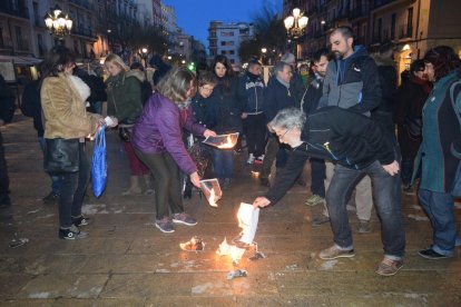 Una cinquantena de persones s'han reunit per cremar fotos del Rei