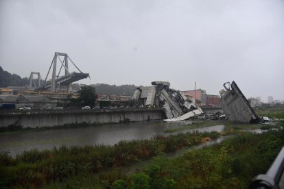 Esfondrament del tram d'un pont en una autopista a Gènova.