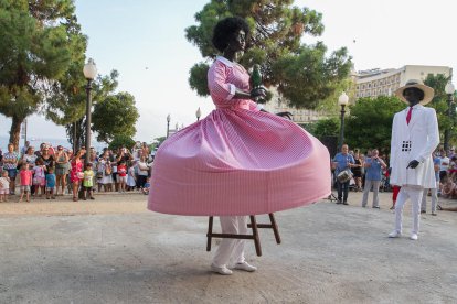 Els responsables buscaven que la faldilla recuperés el moviment al ritme de les passes.