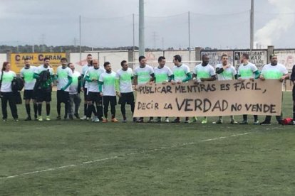 Los jugadores del Atlètic Camp Clar, manifestándose.