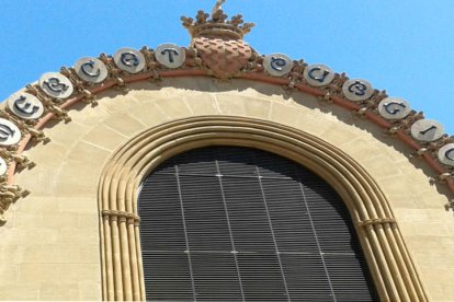 Imagen de la rotulación en catalán a uno de los calle laterales del edificio.