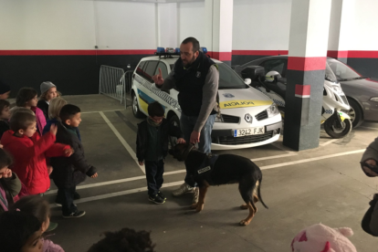 Imagen de archivo de un grupo de alumnos visitando a Blanca en las dependencias policiales.