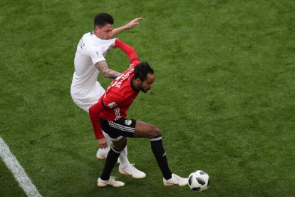 ose Gimenez of Uruguay in action against Mahmoud Kahraba (R) of Egypt