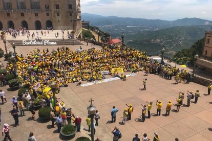 Més de 800 Avis i Àvies de Catalunya s'han reunit a Montserrat per demanar la llibertat dels presos polítics.