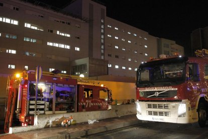 Imagen de los bomberos personados en el lugar del incendio.