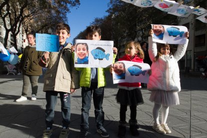 Desenes de nens i nenes van arribar a la concentració amb dibuixos de peixos.