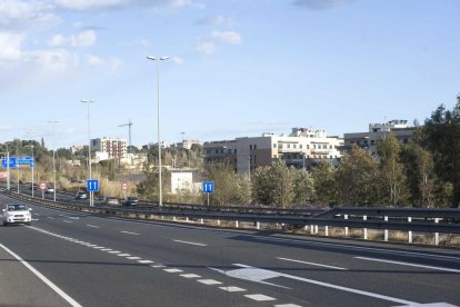 Imatge de l'autovia A-7 al seu pas pel Parc del Francolí, on hi ha diversos habitatges i una escola.