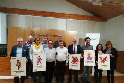 Representants de diversos ajuntaments mostren els éssers màgics de les seves publicacions.