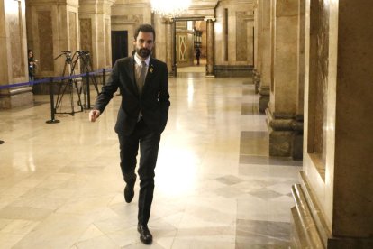 El president del Parlament, Roger Torrent, entrant als despatxos d'ERC i JxCat.