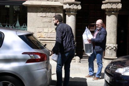 Agents de la Guàrdia Civil esperen per carregar el material intervingut en el registre del Diplocat.