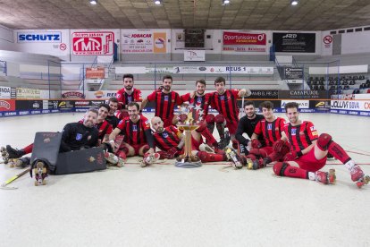 La plantilla reusenca, amb el trofeu aconseguit la temporada passada en la final a quatre disputada a Lleida.