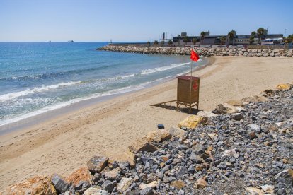 El baño en la playa del Miracle está prohibido desde ayer martes.