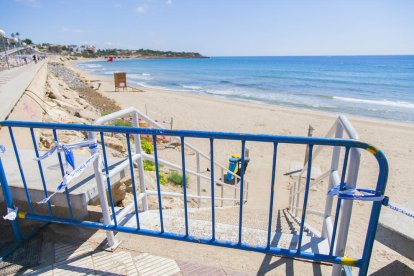 El bany a la platja del Miracle està prohibit des d'ahir dimarts.