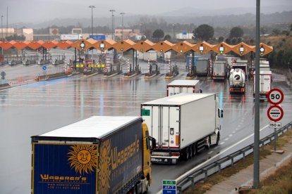 Camions començant a circular per l'autopista AP-7 en direcció sud a l'alçada de la Jonquera.