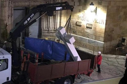 Imatge general de la retirada de la creu franquista a Callosa del Segura.