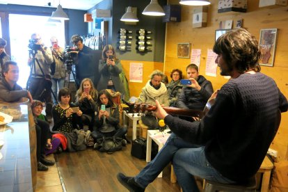 Fotografia del miniconcert de Masdéu en el marc de la presentació del cartell.