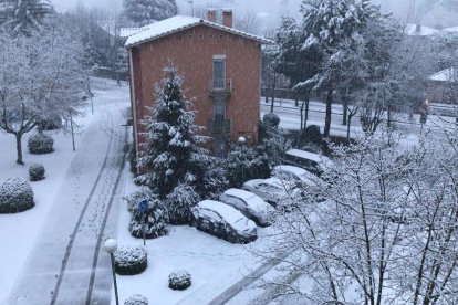 Aspecte de la ciutat d'Olot emblanquinada per la neu el 26 de febrer del 2018. Pla general