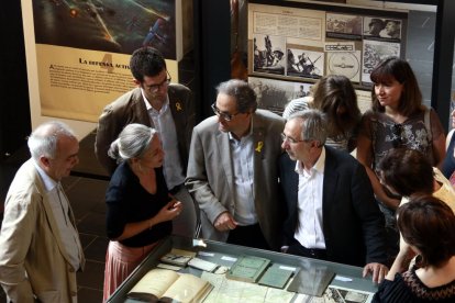 El president de la Generalitat, Quim Torra, i l'alcalde de Granollers, Josep Mayoral, visitant les exposicions sobre la Guerra Civil al museu de la ciutat.