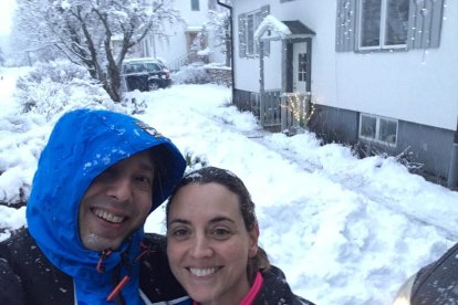 La infermera, Sandra Ortiz, amb el seu marit, a les portes de casa seva, a Mariestad.