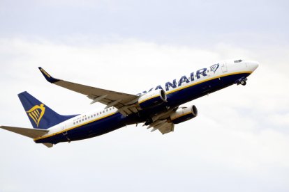 Un avió de Ryanair enlairant-se a l'Aeroport de Reus.