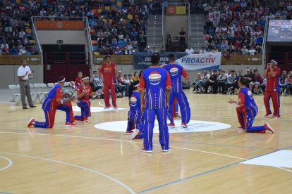 Los Harlem Globetrotters, durante uno de sus números.