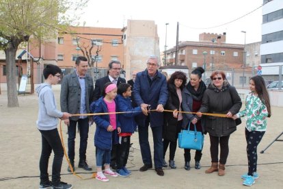 L'alcalde de Tarragona, amb representants de la comunitat educativa del centre, tallant la cinta protocolària.