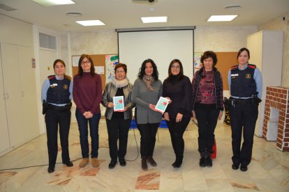 La concejala de Servicios a la Persona, Ana Santos, con representantes de la Mesa Local para prevenir la mutilación genital femenina.