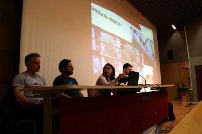 Pla mig de la junta de la colla dels Xiquets de Tarragona en l'assemblea extraordinària per tractar la problemàtica de la manca de local per assajar.