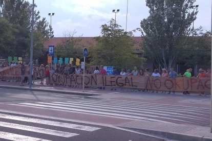 Imagen de la cadena que han hecho un grupo de personas contrarios a la ocupación de la residencia Montemar.