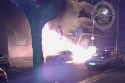 El foc ha destrossat un cotxe estacionat