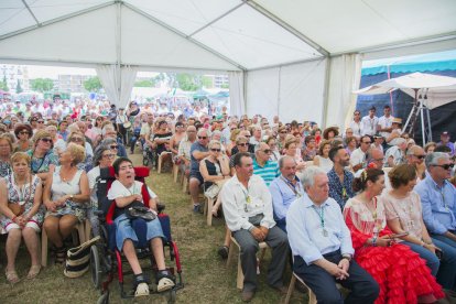 Milers de persones van assistir ahir al migdia a la missa rociera.