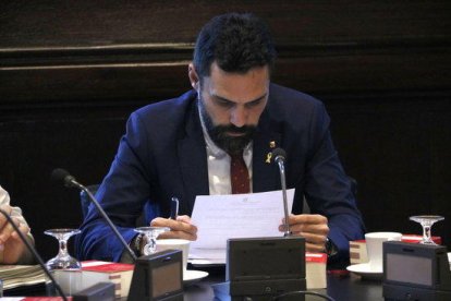 El presidente del Parlament, Roger Torrent, lee documentación en la reunión de la Mesa del Parlament del 12 de julio de 2018.