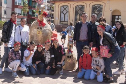 L'Àliga petita al costat dels seus portadors i l'alcalde de Constantí