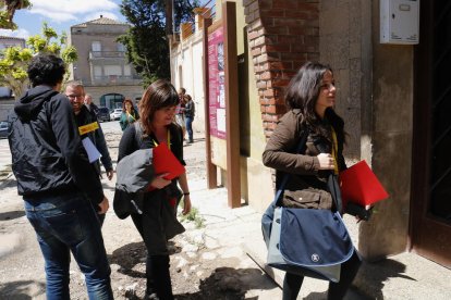 La diputada de la CUP, Maria Sirvent, entra a la seu del Centre Obrer Instructiu d'Unió Republicana, a Cervera, moments abans de la celebració del Consell Polític. Unes passes més enrere, el també diputat Vidal Aragonès.