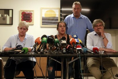 Tres de les víctimes dels atemptats a Barcelona i Cambrils Ana Cortés, Núria Figueras i Rubén Guiñazú, amb l'assessor d'UAVAT, Robert Manrique.