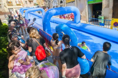 Centenars de nens s'han llençat amb els seus flotadors per la baixada de la Pescateria.