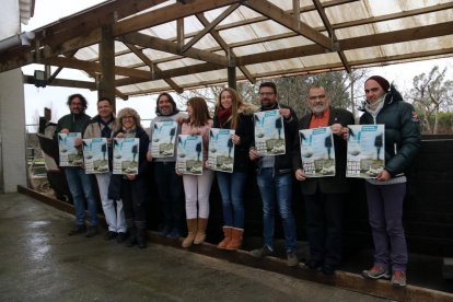 Regidors i representants dels voluntaris del parc amb el cartell de la campanya.