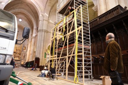 Martínez Subies contempla la construcción del prototipo de bastidor, en la nave central de la Catedral de Tarragona.