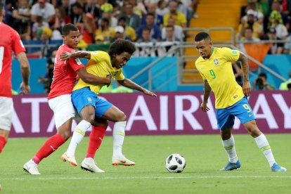 Akanji, Willian i Gabriel Jesús, durant un moment del duel.