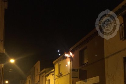 Carrer Cristina Baixa on s'ha produït el foc al cablejat de la façana.