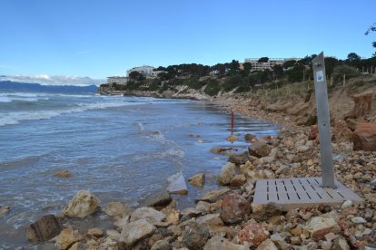 Una ducha en la playa Larga de Salou que está en lo tocante al mar y, en el fondo, se visualizan los pocos metros de arena que quedan.