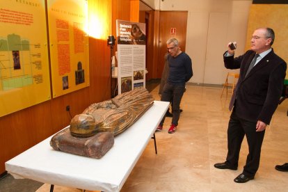 Carles Pellicer y Marc Ferran, con la virgen que se someterá a la intervención.