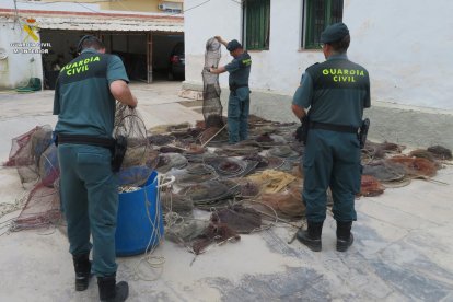 El hombre utilizaba una herramienta de pesca denominada 'gànguil', prohibida desde el 2007.