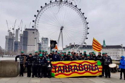 Fotografia de grup dels Sons de la Cossetània al davant del London Eye.