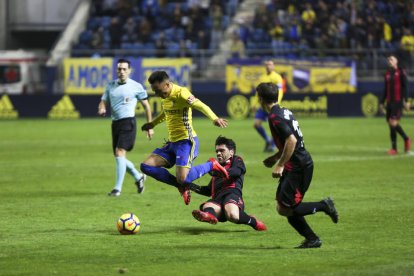 Vítor Silva intenta frenar a un rival en el partido de ida. El portugués volverá este sábado.