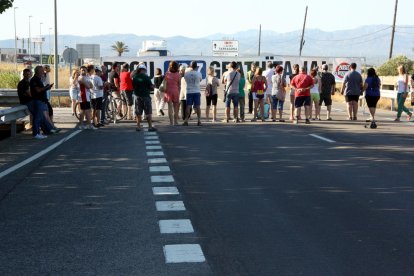 Imagen de uno de los cortes de la plataforma vecinal en la N-340 en Amposta.